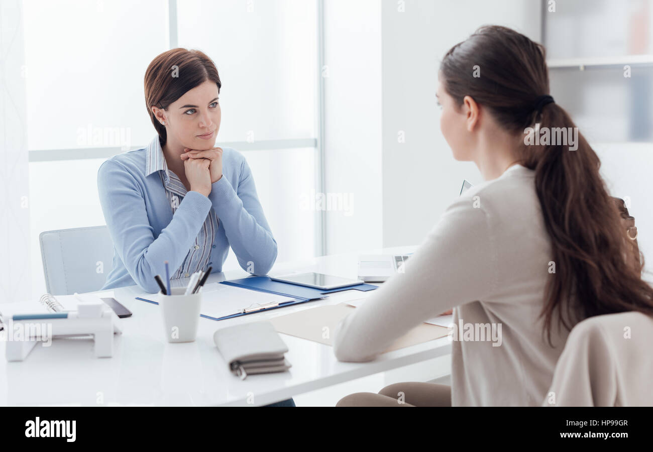 Business-Meeting im Büro und Job Interview: eine weibliche Führungskraft des Kandidaten zu treffen und reden Stockfoto