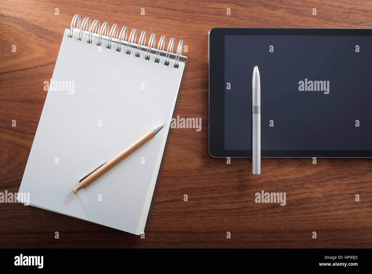Abisolierten Notizblock und Bleistift Vs Tablet und digitalen Stift. Analog und Digital. Stockfoto