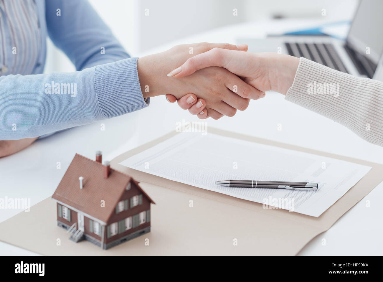 Immobilien-Makler und Kunden Händeschütteln nach Unterzeichnung eines Vertrages: Real Estate, Wohnungsbaudarlehen und Versicherungskonzept Stockfoto
