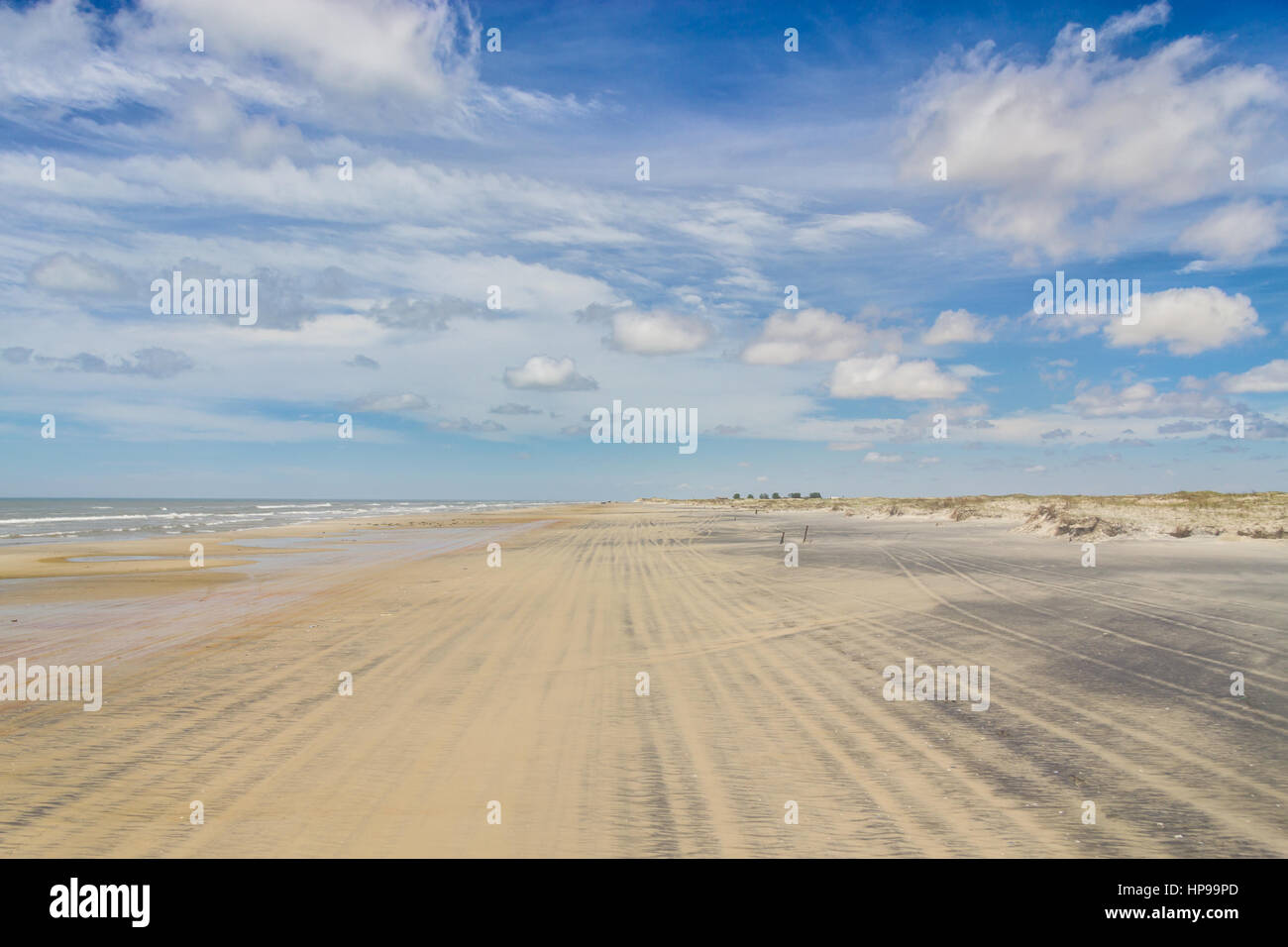 Dünen, Vegetation und Rad-Marken auf dem Sand des Strandes Mostardas Stockfoto