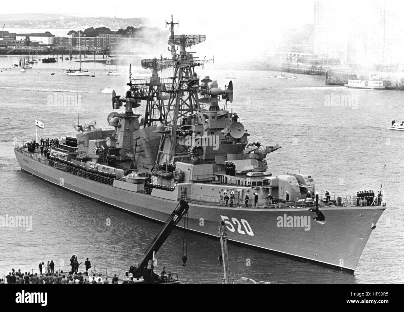 AJAXNETPHOTO. 28. MAI 1976. PORTSMOUTH, ENGLAND. -DIE RUSSEN KOMMEN - SOWJETISCHEN LENKFLUGKÖRPER ZERSTÖRER OZBRATSOVY (3500 TONNEN) KOMMT AUF DEM MARINESTÜTZPUNKT FÜR FÜNF TAGE GOODWILL-BESUCH. ERSTE RUSSISCHE KRIEGSSCHIFF, DAS VEREINIGTE KÖNIGREICH SEIT 20 JAHREN BESUCHEN... FOTO: JONATHAN EASTLAND/AJAX REF: 762805 Stockfoto