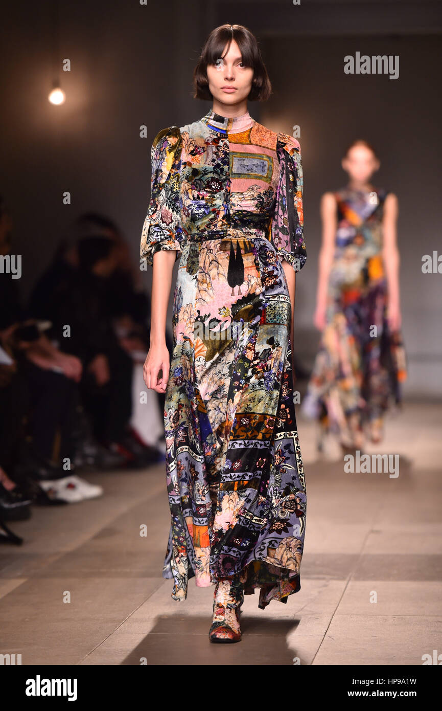 Models auf dem Laufsteg während der Erdem Herbst/Winter 2017 London Fashion Week zeigen die alten Selfridge Hotel, London.PRESS Verein Foto. Bild Datum: Montag, 20. Februar 2017. Bildnachweis sollte lauten: Matt Crossick/PA Wire. Stockfoto