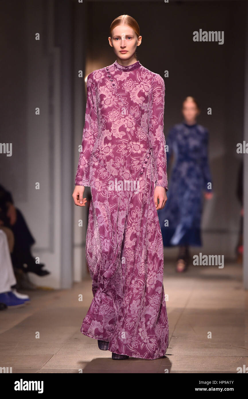 Models auf dem Laufsteg während der Erdem Herbst/Winter 2017 London Fashion Week zeigen die alten Selfridge Hotel, London.PRESS Verein Foto. Bild Datum: Montag, 20. Februar 2017. Bildnachweis sollte lauten: Matt Crossick/PA Wire. Stockfoto