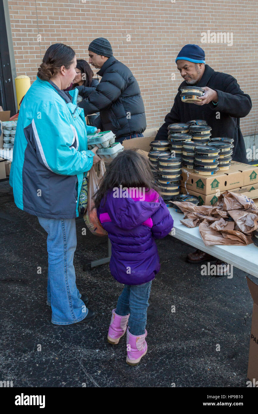 Flint, Michigan - der muslimischen Lebens Speisekammer. Zweimal im Monat verteilen Mitglieder der muslimischen Gemeinde Flints kostenloses Essen, wer es braucht. Stockfoto