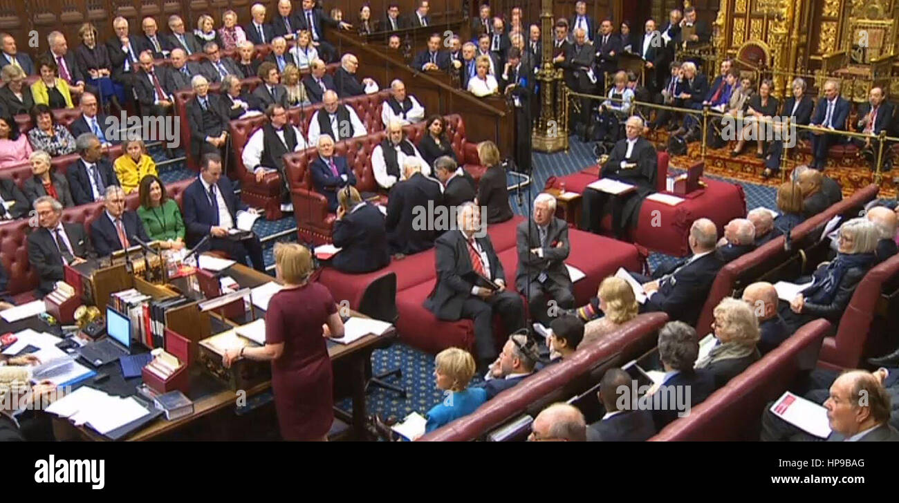 Premierminister Theresa May sitzt hinter dem Lautsprecher (oben rechts) als Baroness Smith von Basildon spricht im House Of Lords, London, während einer Debatte über die Brexit Bill. Stockfoto
