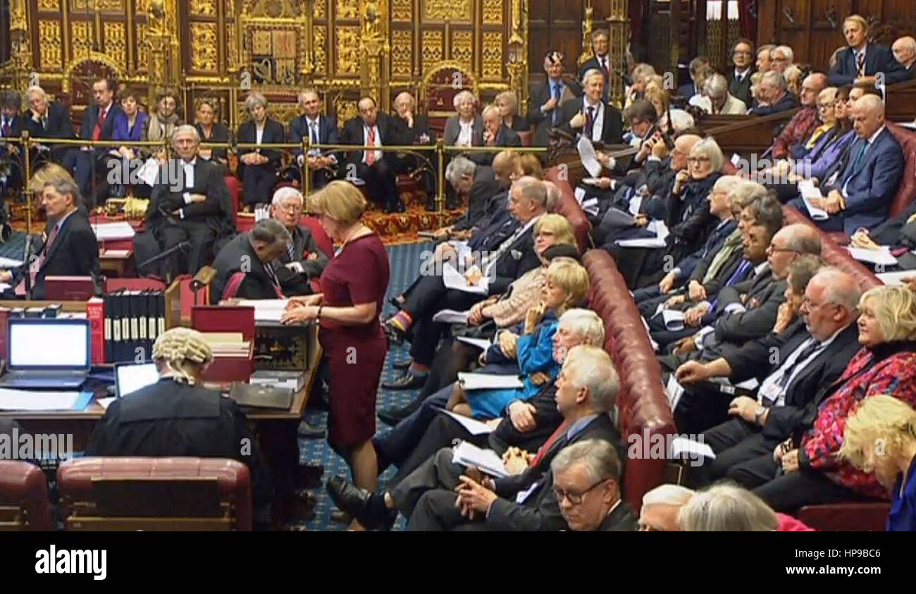 Premierminister Theresa May sitzt hinter dem Lautsprecher (hintere Reihe) als Baroness Smith von Basildon in das House Of Lords, London, während einer Debatte über die Brexit Bill spricht. Stockfoto