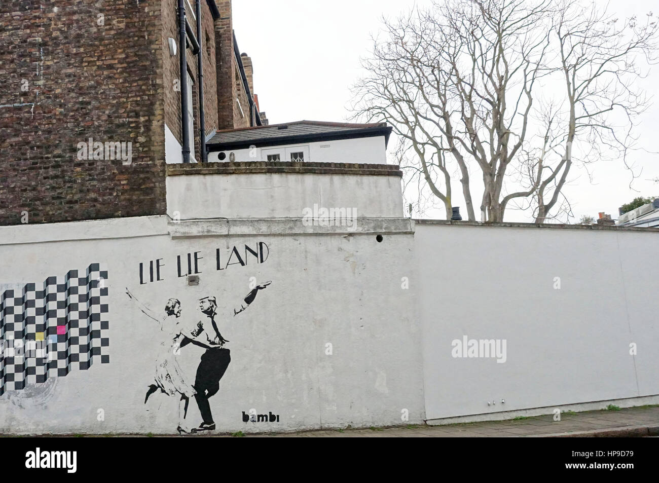 "Lüge Lüge Land" von Streetart-Künstler, die Bambi den Hollywood-Film mit Parodien kann und Trump als Tänzer, Islington, London Stockfoto