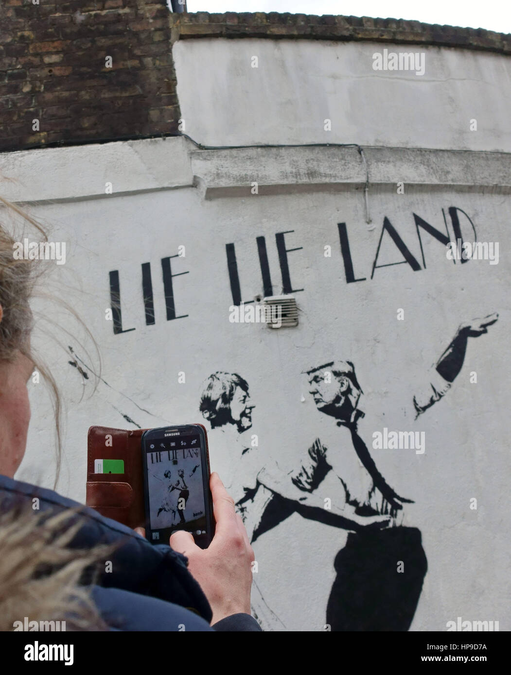 "Lüge Lüge Land" von Streetart-Künstler, die Bambi den Hollywood-Film mit Parodien kann und Trump als Tänzer, Islington, London Stockfoto