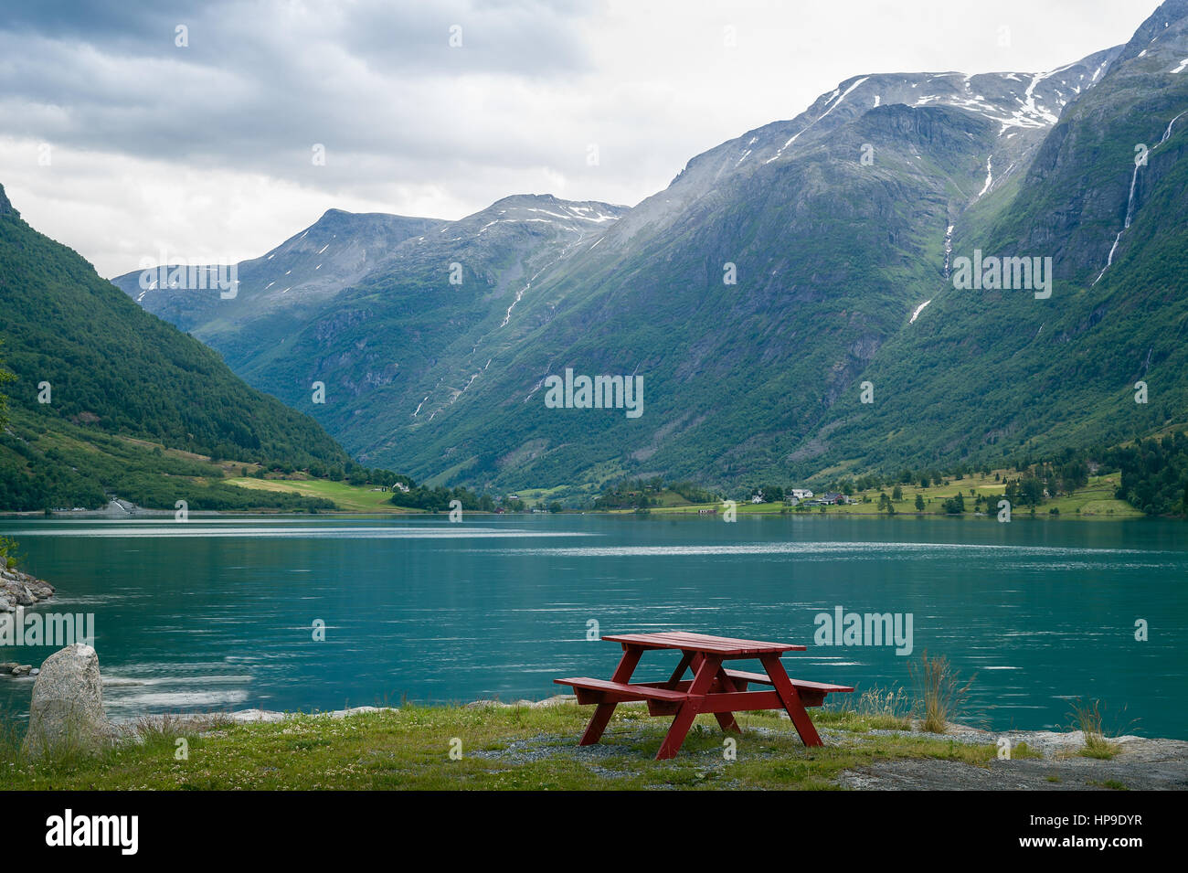 Tisch direkt am Fjord, Norwegen. Stockfoto