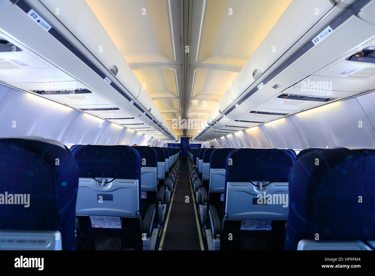 Flugzeug innen mit blauen sitzen und weißen panel Stockfoto