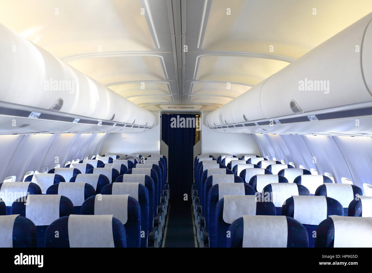 Leere Kabine des Flugzeugs mit blauen sitzen und weißen panel Stockfoto