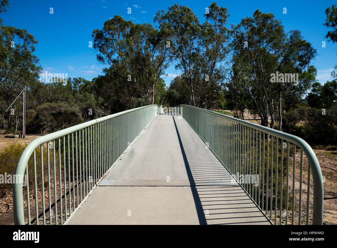 Blick auf Maali Brücke Fußgänger und Radfahrer-Brücke im Swan Valley Wein Region, Western Australia Stockfoto