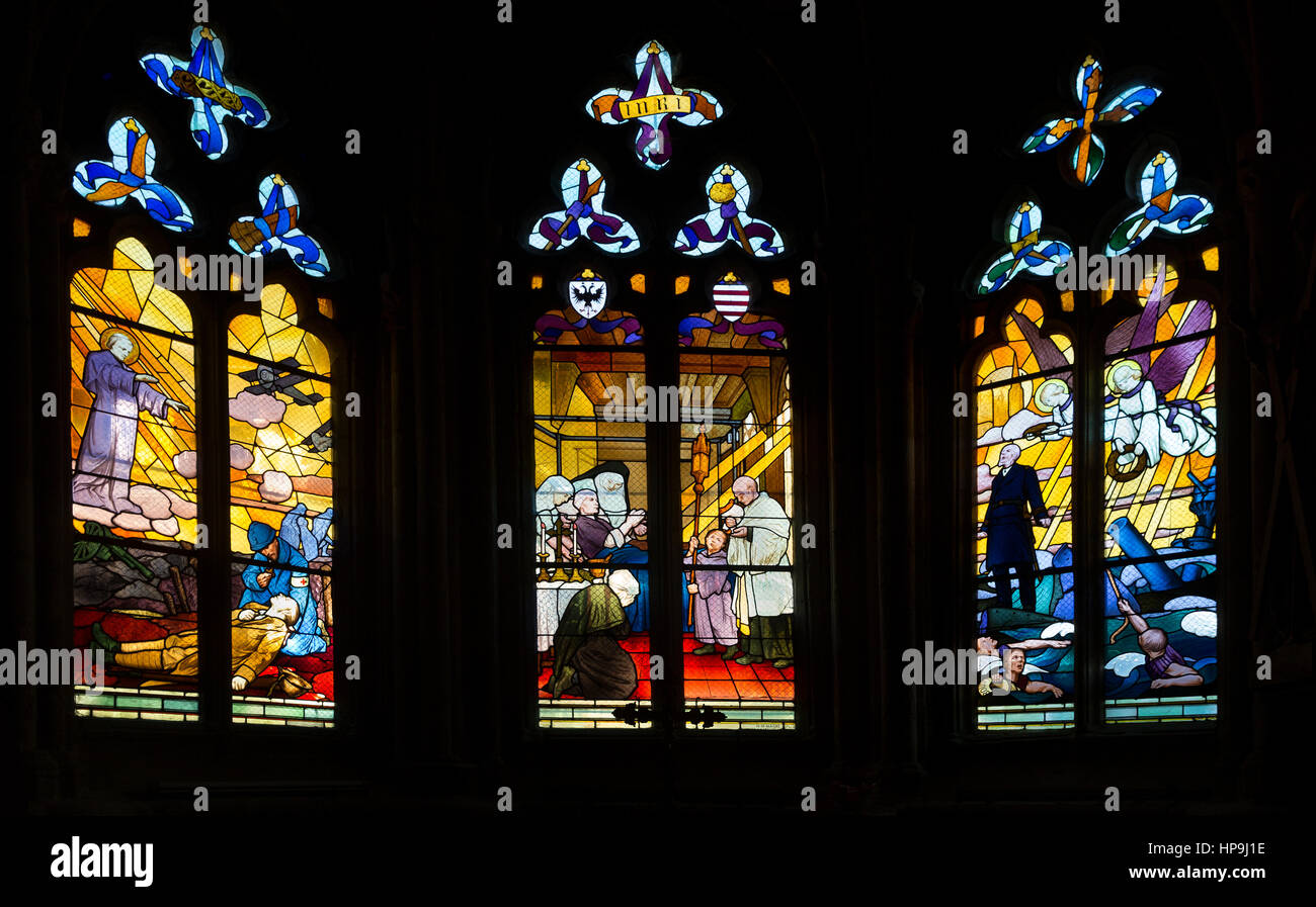 St. Tugdual Cathedral Glasfenster in Tréguier, Frankreich - die Fenster sind die Männer der Gemeinde, die im ersten Weltkrieg starb gewidmet Stockfoto