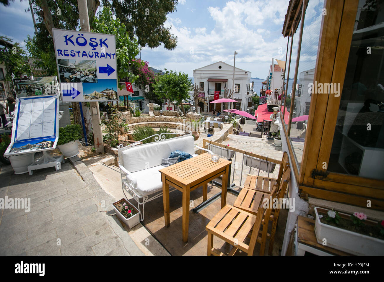 KALKAN, Türkei - Mai 22 gemütlichen Straßen von Kalkan resort Stadt der Türkei mit außen Cafee dringend und Häusern aus Stein und Meer sichtbar auf Hintergrund 2016 Stockfoto