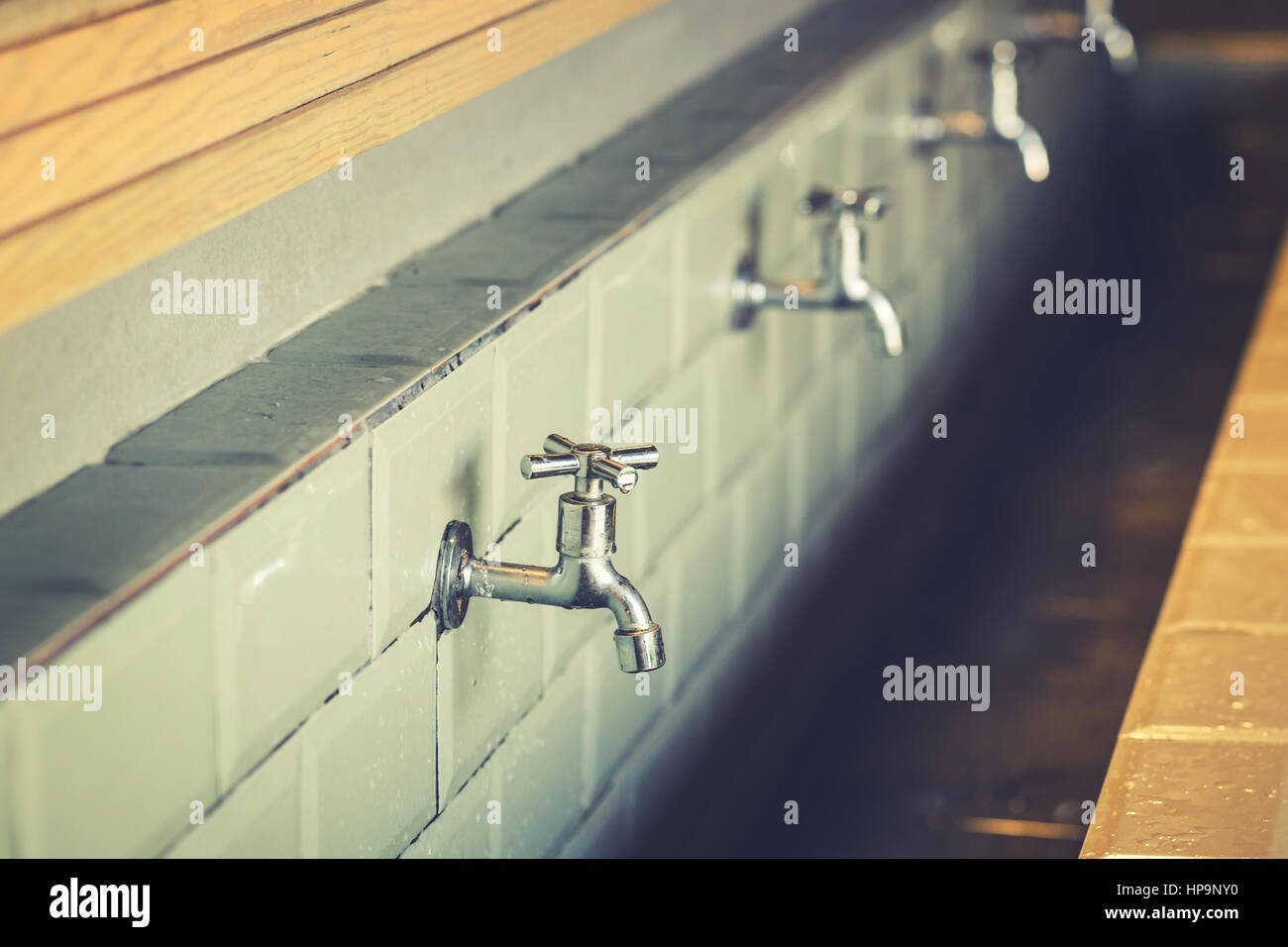 Reihe von Stahl Armaturen in ein großes Badezimmer Stockfoto