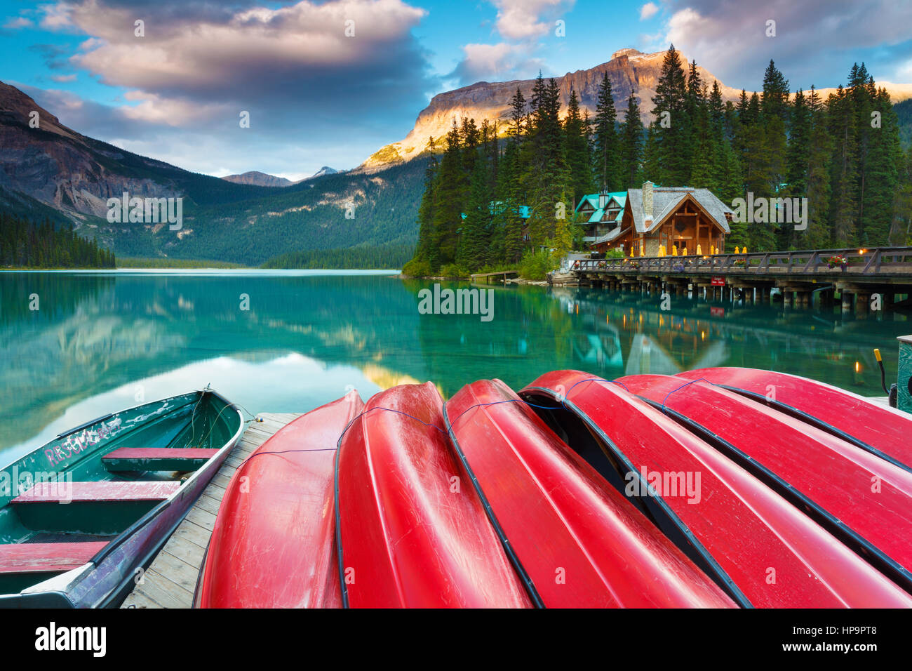 Am frühen Abend am Emerald Lake im Yoho Nationalpark, Britisch-Kolumbien, Kanada. Emerald Lake ist ein bedeutendes touristisches Ziel in den kanadischen Rockies. Stockfoto