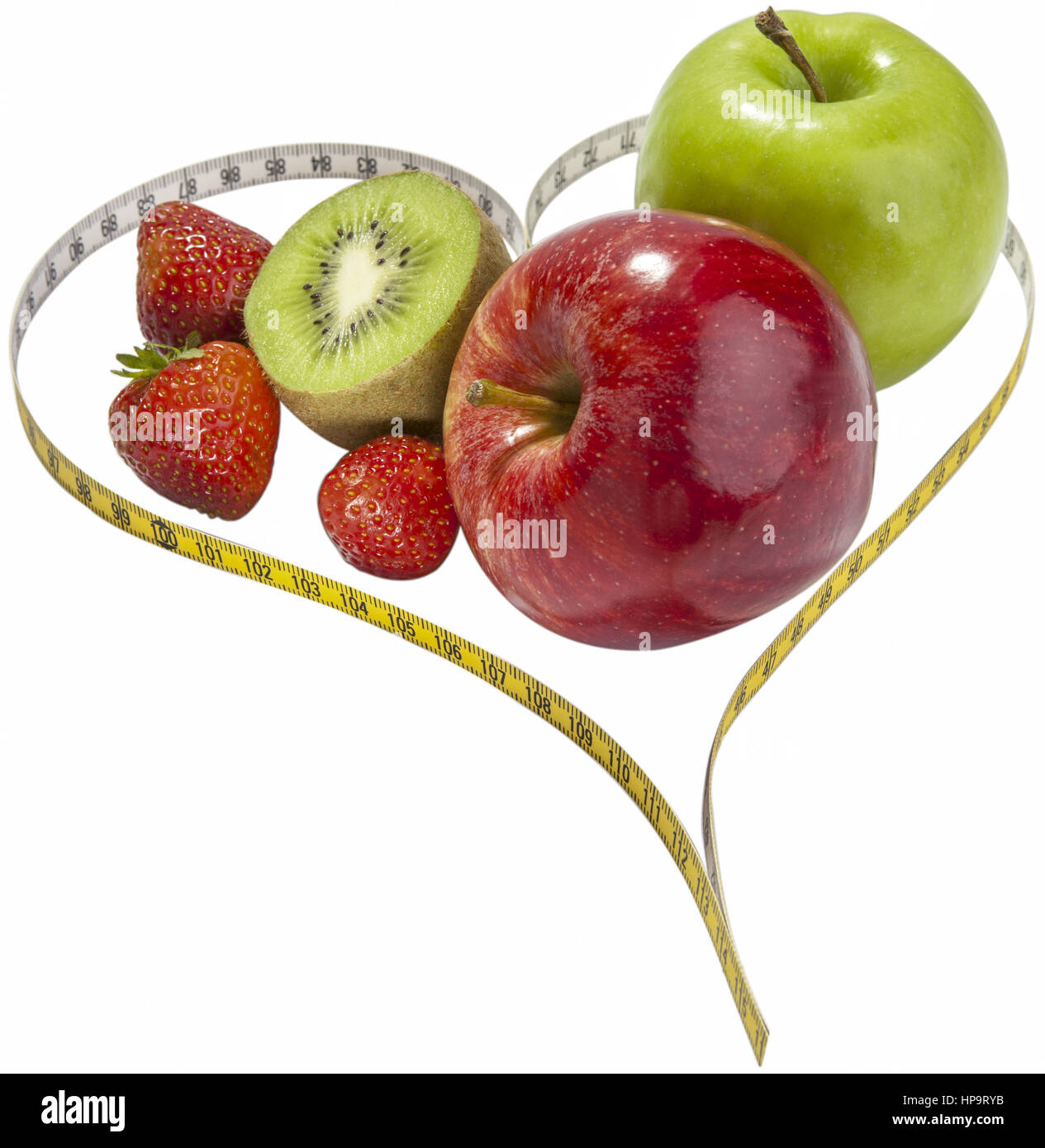 Massbandherz mit Apfel, Kiwi und Erdbeeren Stockfoto