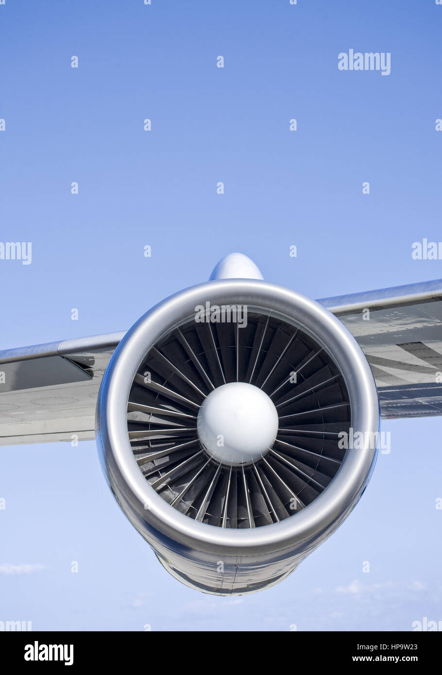 Triebwerk eines Passagierflugzeugs Stockfoto