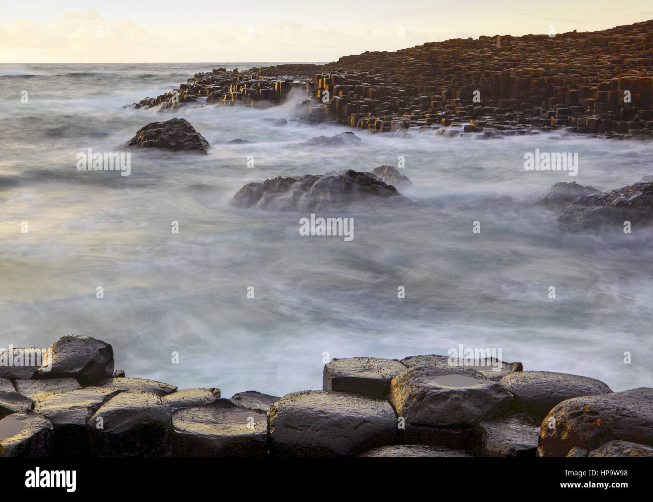 Irland, felskueste aus basaltsaeulen, Sandbaai, Giants Causeway Stockfoto
