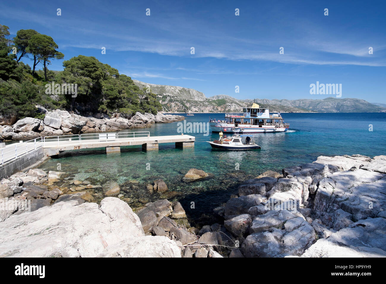 Eine Personenfähre kommt an der Anlegestelle auf der Insel Lokrum, in der Nähe von Dubrovnik, Kroatien Stockfoto