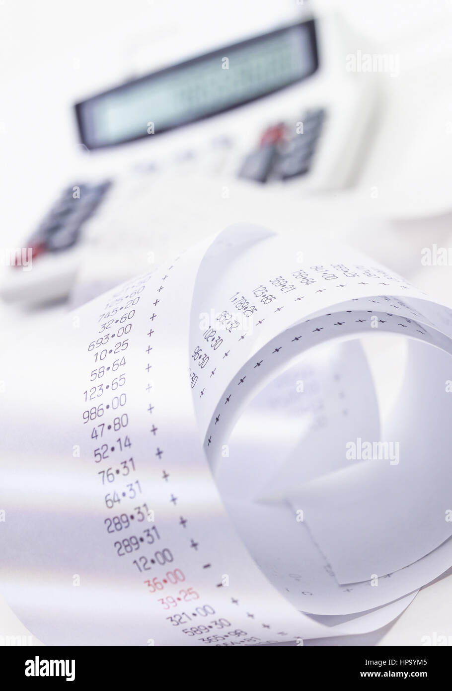 Rollenpapier mit zahlenreihe, tischrechner im Hintergrund Stockfoto