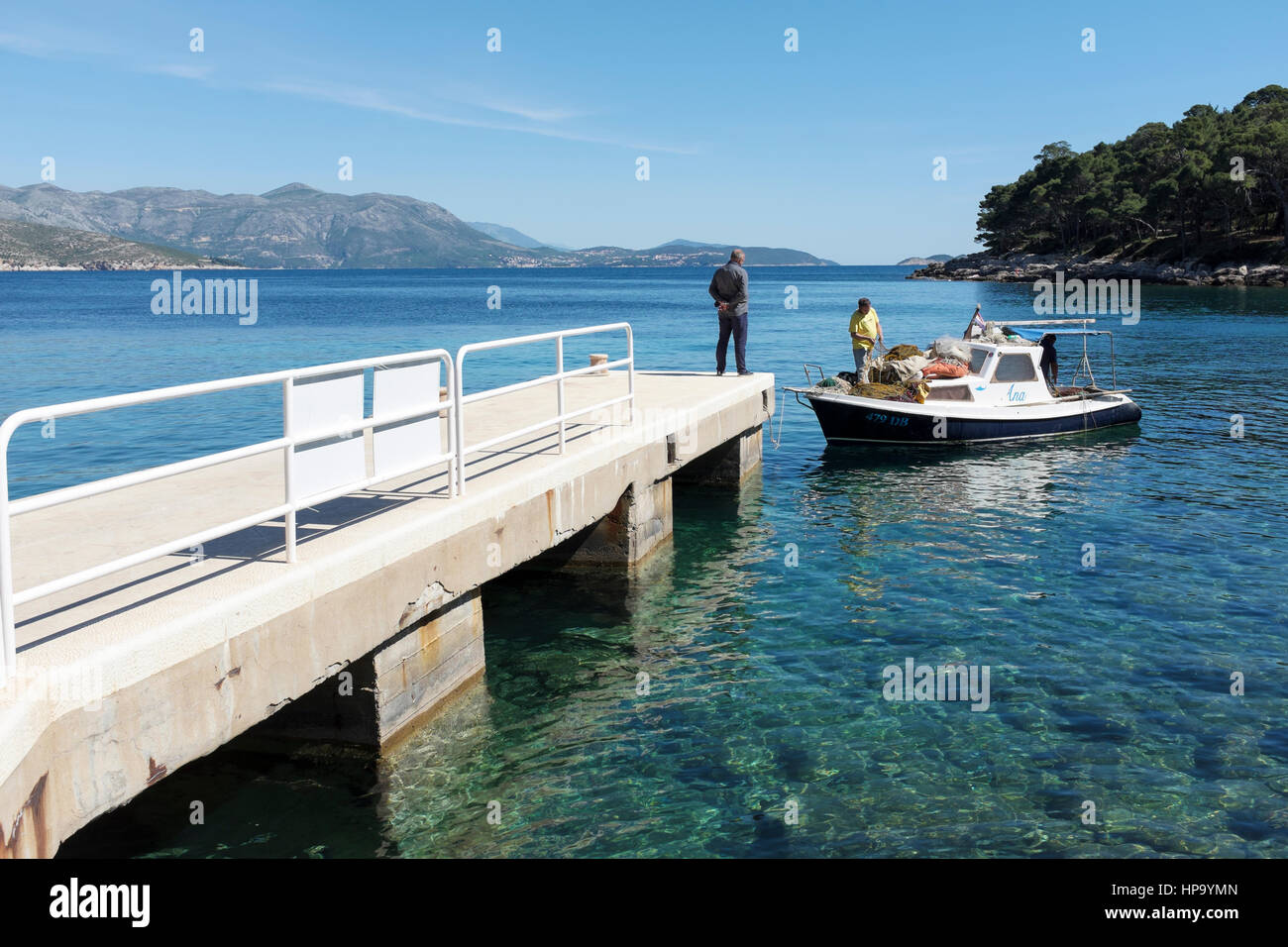 Angelboot/Fischerboot vor Anker auf dem Steg auf der Insel Lokrum, in der Nähe von Dubrovnik, Kroatien Stockfoto