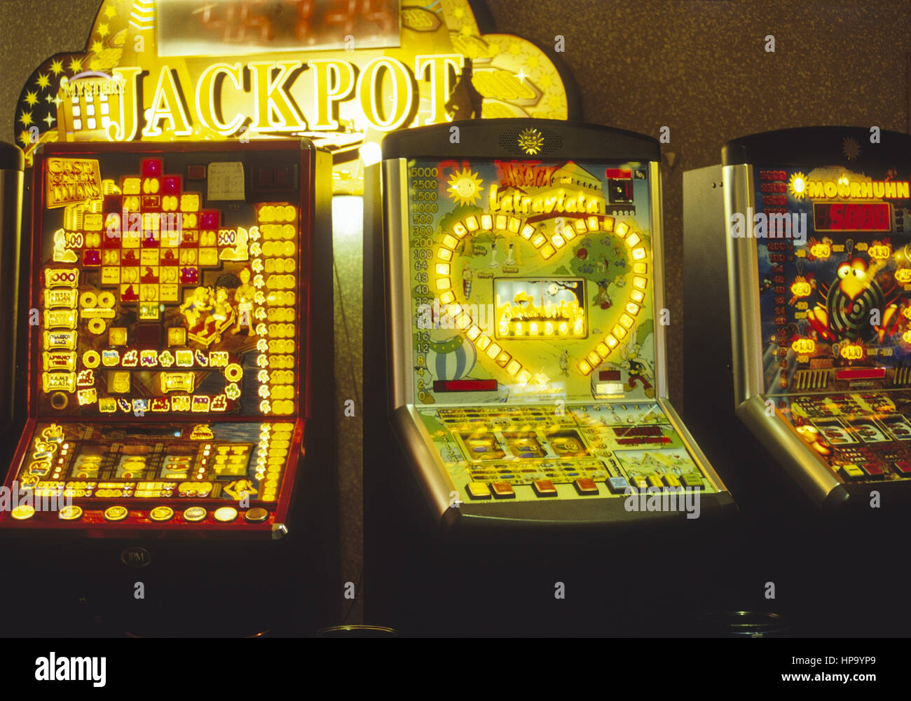 Spielautomaten im spielsalon Stockfoto