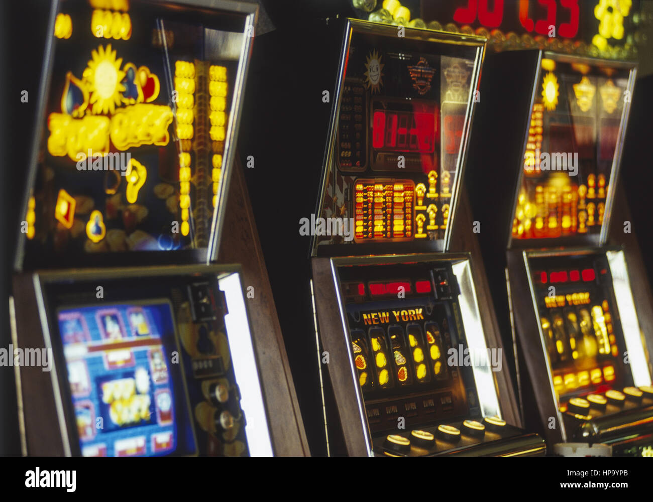 Spielautomaten im spielsalon Stockfoto