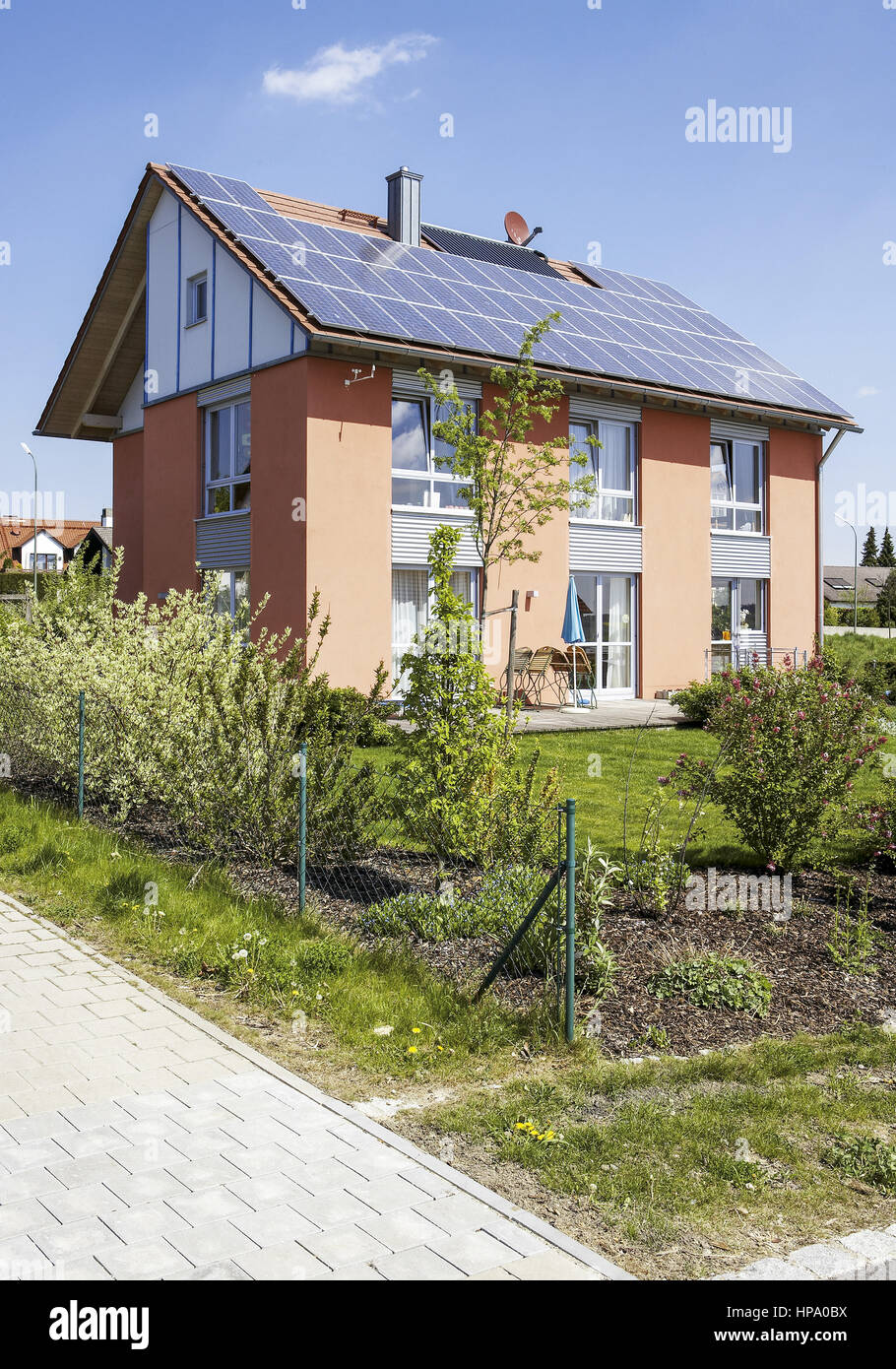 Einfamilienhaus mit Solardach Stockfoto