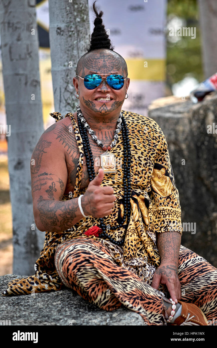 Tätowierte Mann mit Leopardenfell Kleidung auf einem Biker-Festival. Thailand Menschen Südostasien Stockfoto