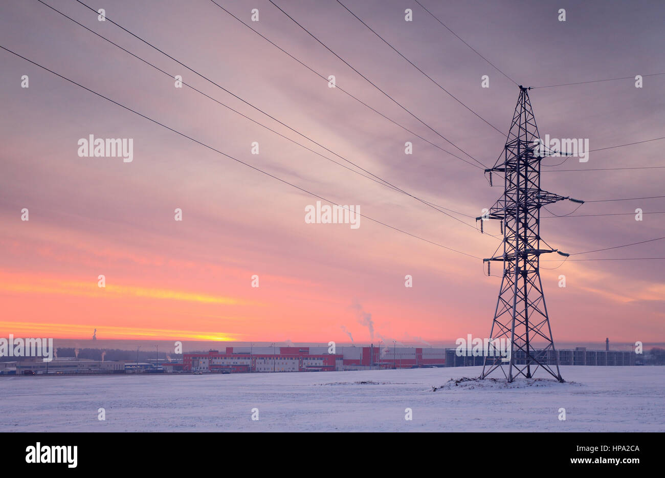 Industrieerfahrung macht. Elektrische Hochspannungs-Leitungen am Morgen Himmel Hintergrund. Ein Sendemast am Morgen. Winter-industrial-Szene. Stockfoto