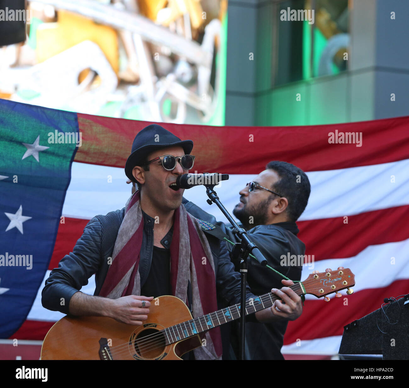 New York City, USA. 19. Februar 2017. Sänger Stephan Said führt. Eine Menschenmenge, die schätzungsweise 10.000 verbunden NYC Bürgermeister Bill de Blasio & andere prominente Mitglieder des Klerus zu erklären: "Heute bin ich ein Muslim" während einer Kundgebung auf dem Times Square. Bildnachweis: Andy Katz/Pacific Press/Alamy Live-Nachrichten Stockfoto