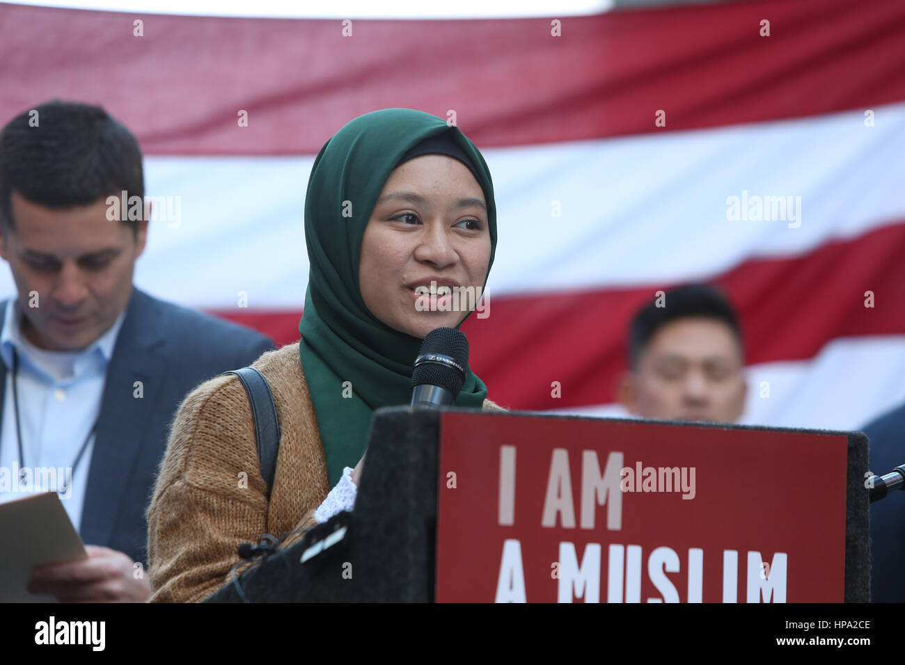 New York City, USA. 19. Februar 2017. Eine Menschenmenge, die schätzungsweise 10.000 verbunden NYC Bürgermeister Bill de Blasio & andere prominente Mitglieder des Klerus zu erklären: "Heute bin ich ein Muslim" während einer Kundgebung auf dem Times Square. Bildnachweis: Andy Katz/Pacific Press/Alamy Live-Nachrichten Stockfoto