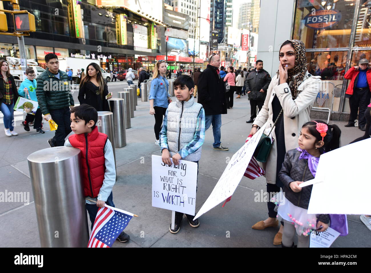 New York City, USA. 19. Februar 2017. Eine Menschenmenge, die schätzungsweise 10.000 verbunden NYC Bürgermeister Bill de Blasio & andere prominente Mitglieder des Klerus zu erklären: "Heute bin ich ein Muslim" während einer Kundgebung auf dem Times Square. Bildnachweis: Andy Katz/Pacific Press/Alamy Live-Nachrichten Stockfoto