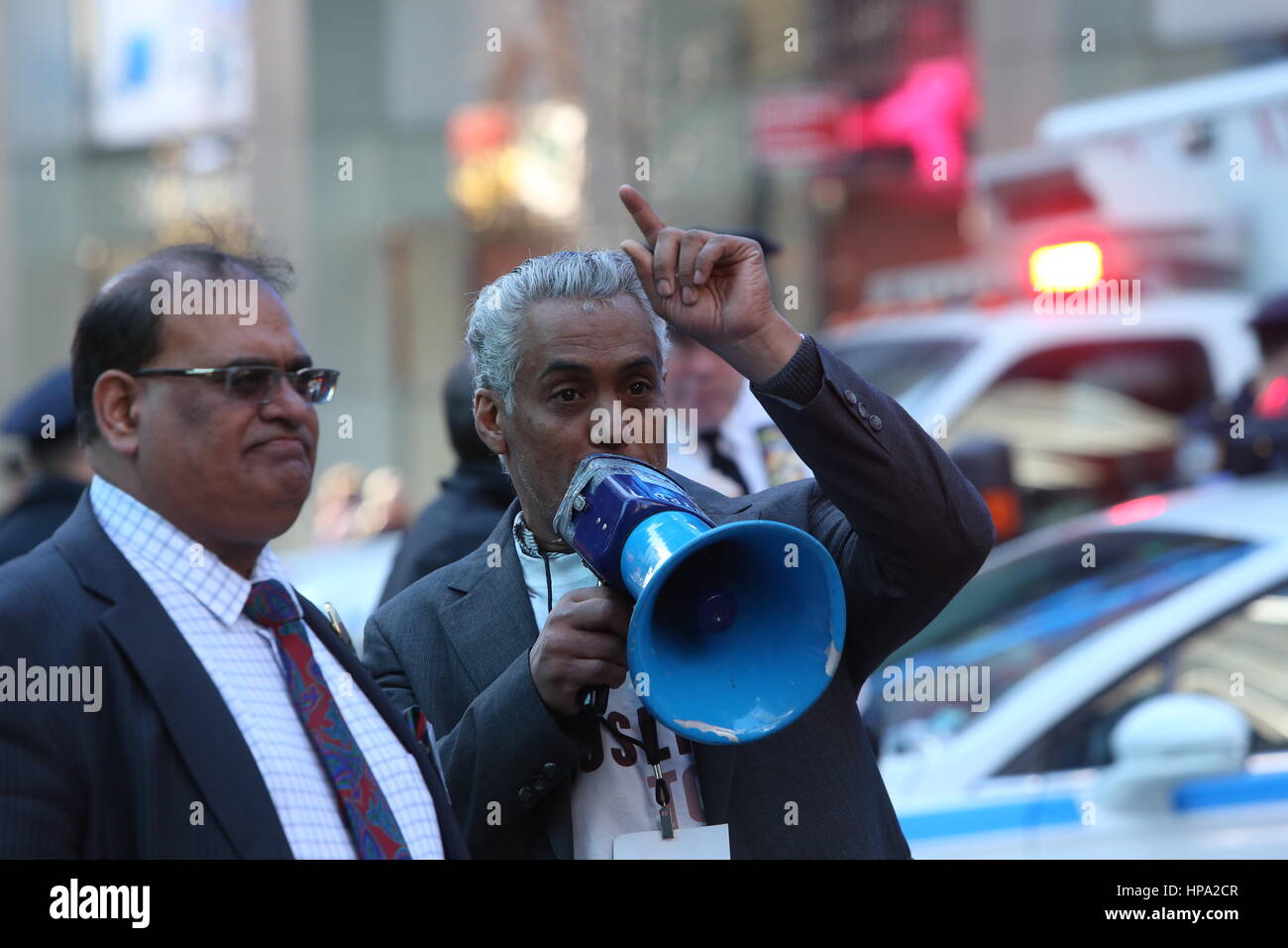 New York City, USA. 19. Februar 2017. Eine Menschenmenge, die schätzungsweise 10.000 verbunden NYC Bürgermeister Bill de Blasio & andere prominente Mitglieder des Klerus zu erklären: "Heute bin ich ein Muslim" während einer Kundgebung auf dem Times Square. Bildnachweis: Andy Katz/Pacific Press/Alamy Live-Nachrichten Stockfoto