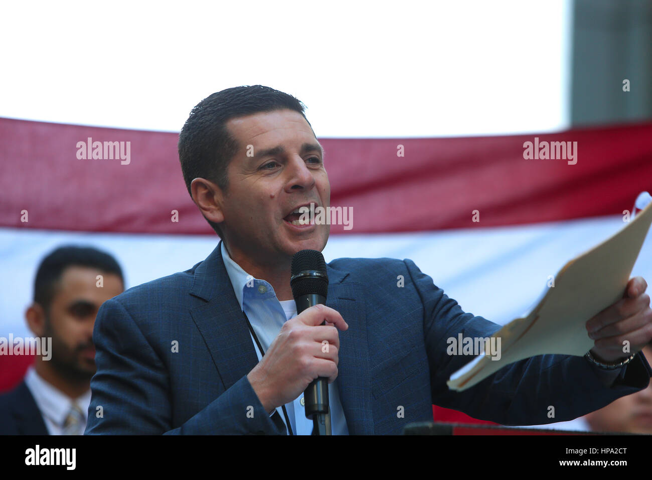 New York City, USA. 19. Februar 2017. Rallye-MC Dean Obeidallah. Eine Menschenmenge, die schätzungsweise 10.000 verbunden NYC Bürgermeister Bill de Blasio & andere prominente Mitglieder des Klerus zu erklären: "Heute bin ich ein Muslim" während einer Kundgebung auf dem Times Square. Bildnachweis: Andy Katz/Pacific Press/Alamy Live-Nachrichten Stockfoto