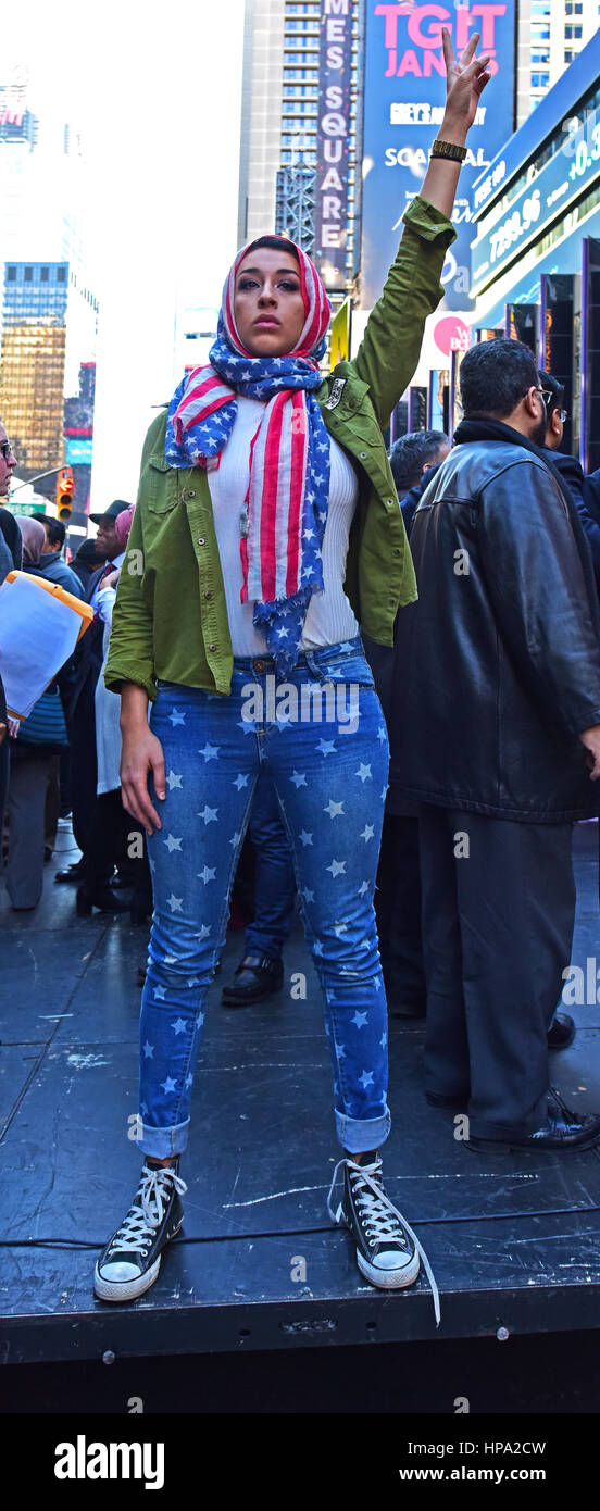 New York City, USA. 19. Februar 2017. Eine Menschenmenge, die schätzungsweise 10.000 verbunden NYC Bürgermeister Bill de Blasio & andere prominente Mitglieder des Klerus zu erklären: "Heute bin ich ein Muslim" während einer Kundgebung auf dem Times Square. Bildnachweis: Andy Katz/Pacific Press/Alamy Live-Nachrichten Stockfoto