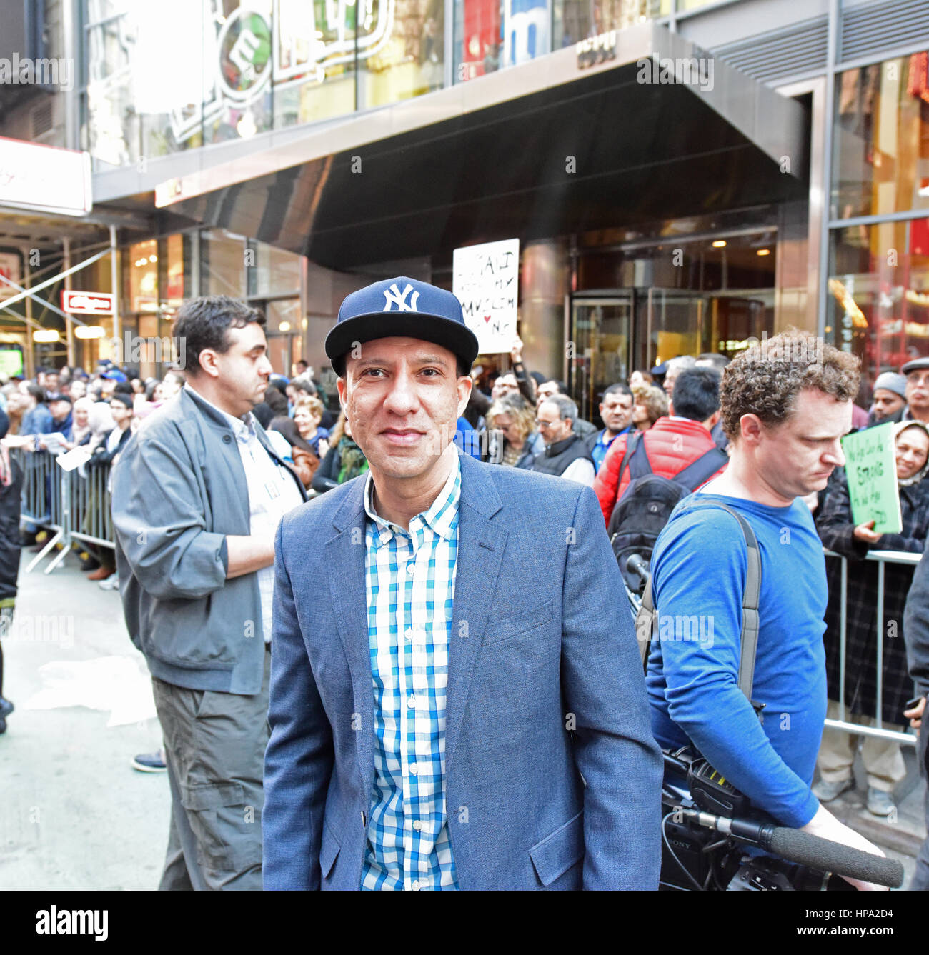 New York City, USA. 19. Februar 2017. Eine Menschenmenge, die schätzungsweise 10.000 verbunden NYC Bürgermeister Bill de Blasio & andere prominente Mitglieder des Klerus zu erklären: "Heute bin ich ein Muslim" während einer Kundgebung auf dem Times Square. Bildnachweis: Andy Katz/Pacific Press/Alamy Live-Nachrichten Stockfoto