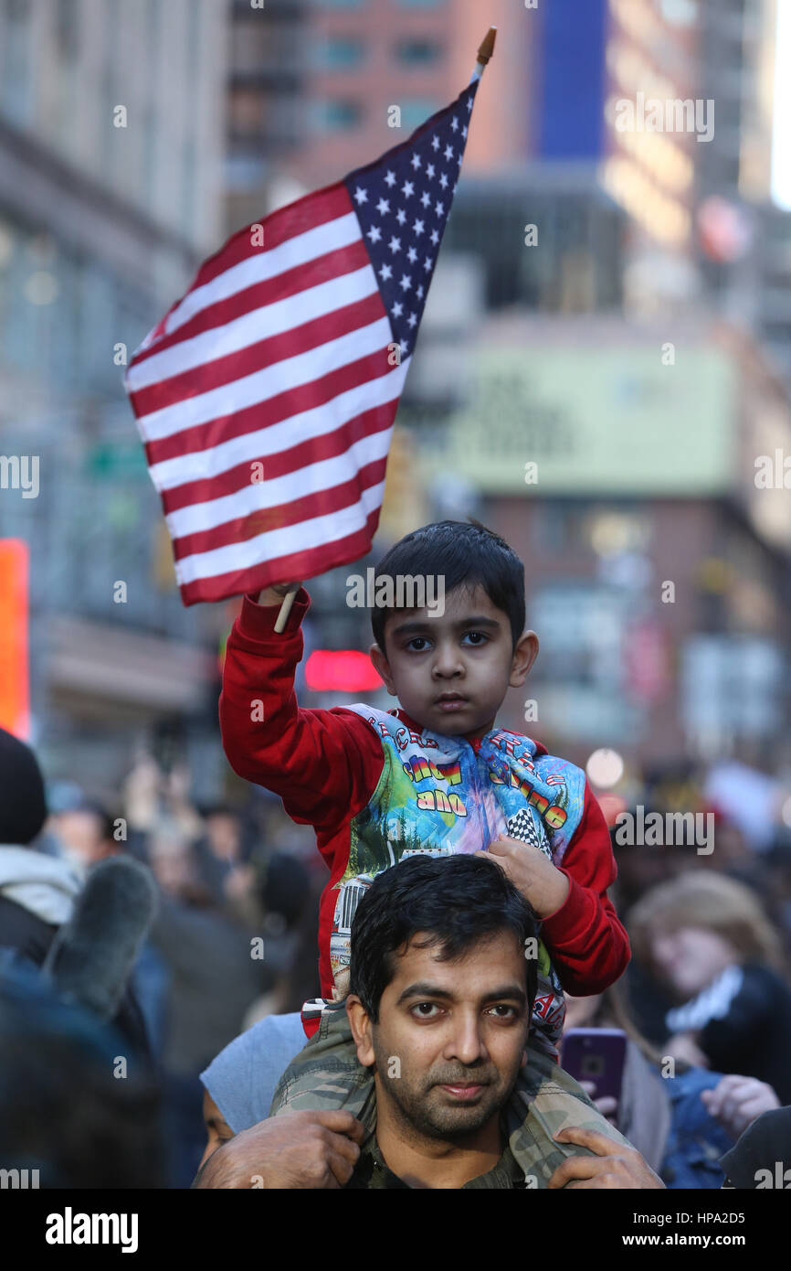 New York City, USA. 19. Februar 2017. Eine Menschenmenge, die schätzungsweise 10.000 verbunden NYC Bürgermeister Bill de Blasio & andere prominente Mitglieder des Klerus zu erklären: "Heute bin ich ein Muslim" während einer Kundgebung auf dem Times Square. Bildnachweis: Andy Katz/Pacific Press/Alamy Live-Nachrichten Stockfoto