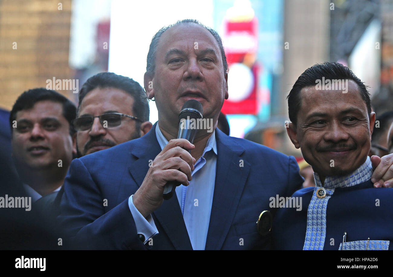 New York City, USA. 19. Februar 2017. Eine Menschenmenge, die schätzungsweise 10.000 verbunden NYC Bürgermeister Bill de Blasio & andere prominente Mitglieder des Klerus zu erklären: "Heute bin ich ein Muslim" während einer Kundgebung auf dem Times Square. Bildnachweis: Andy Katz/Pacific Press/Alamy Live-Nachrichten Stockfoto