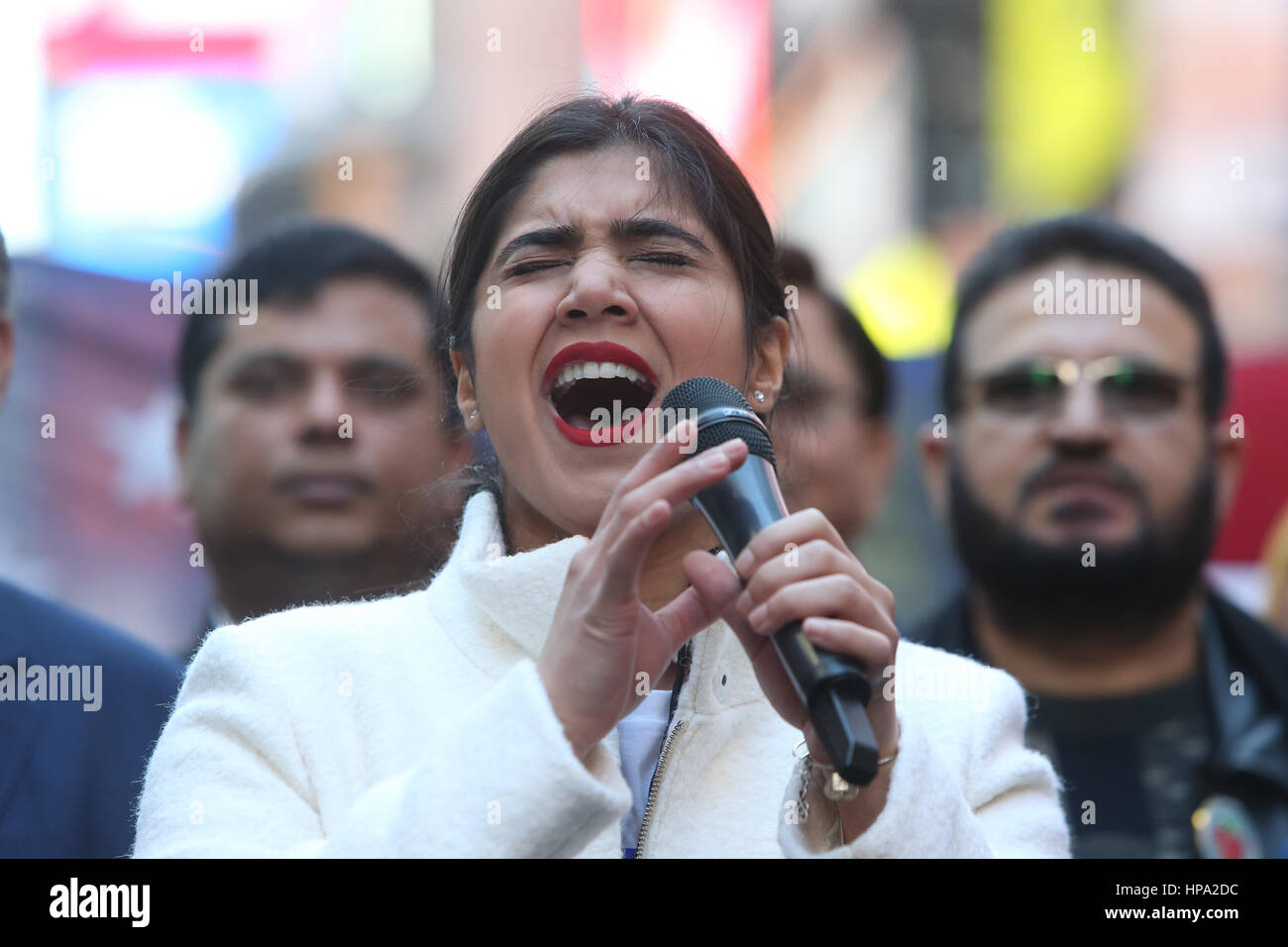 New York City, USA. 19. Februar 2017. Kashish Shamsi singt. Eine Menschenmenge, die schätzungsweise 10.000 verbunden NYC Bürgermeister Bill de Blasio & andere prominente Mitglieder des Klerus zu erklären: "Heute bin ich ein Muslim" während einer Kundgebung auf dem Times Square. Bildnachweis: Andy Katz/Pacific Press/Alamy Live-Nachrichten Stockfoto