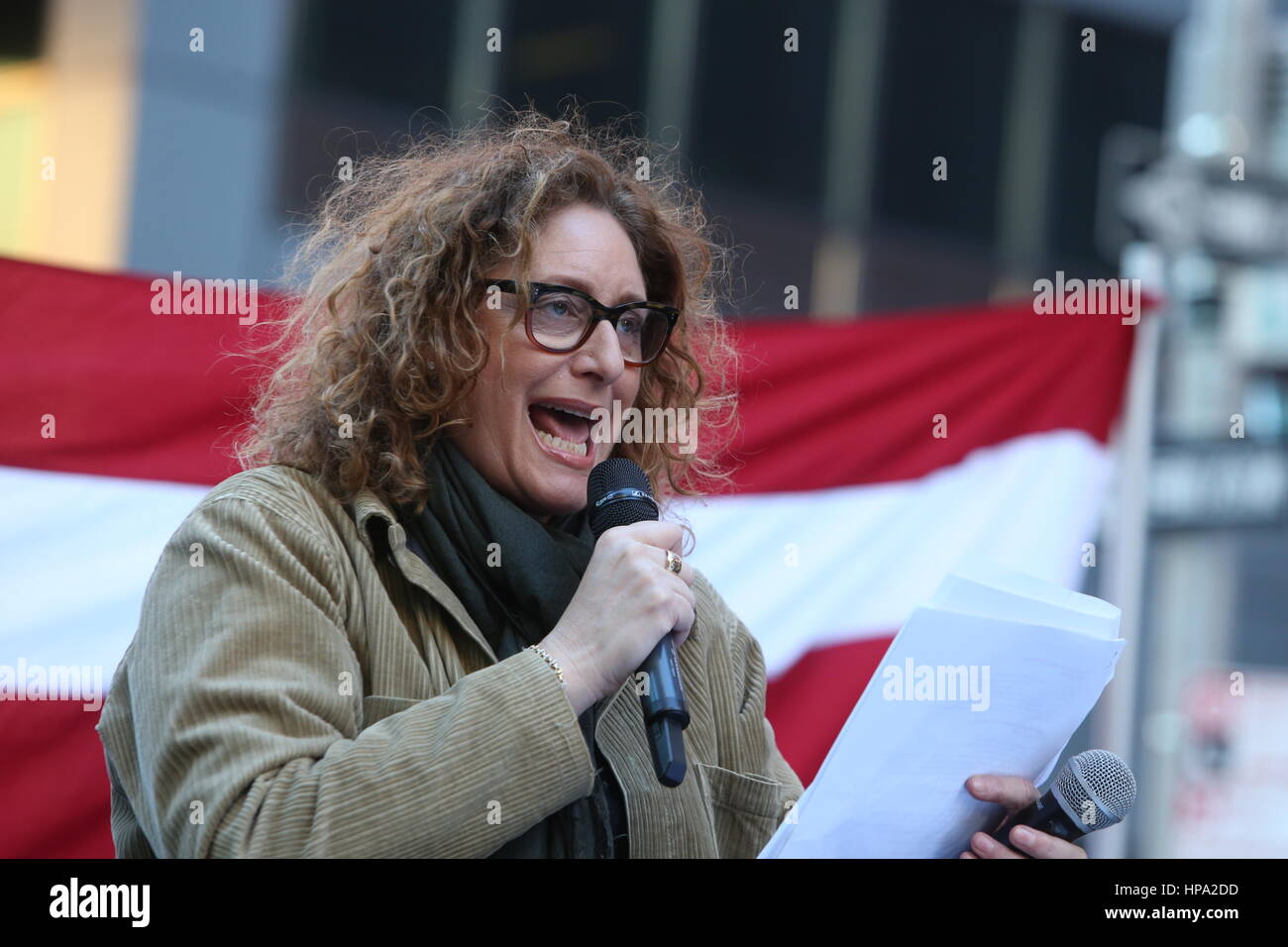 New York City, USA. 19. Februar 2017. Event-MC Judy Gold. Eine Menschenmenge, die schätzungsweise 10.000 verbunden NYC Bürgermeister Bill de Blasio & andere prominente Mitglieder des Klerus zu erklären: "Heute bin ich ein Muslim" während einer Kundgebung auf dem Times Square. Bildnachweis: Andy Katz/Pacific Press/Alamy Live-Nachrichten Stockfoto