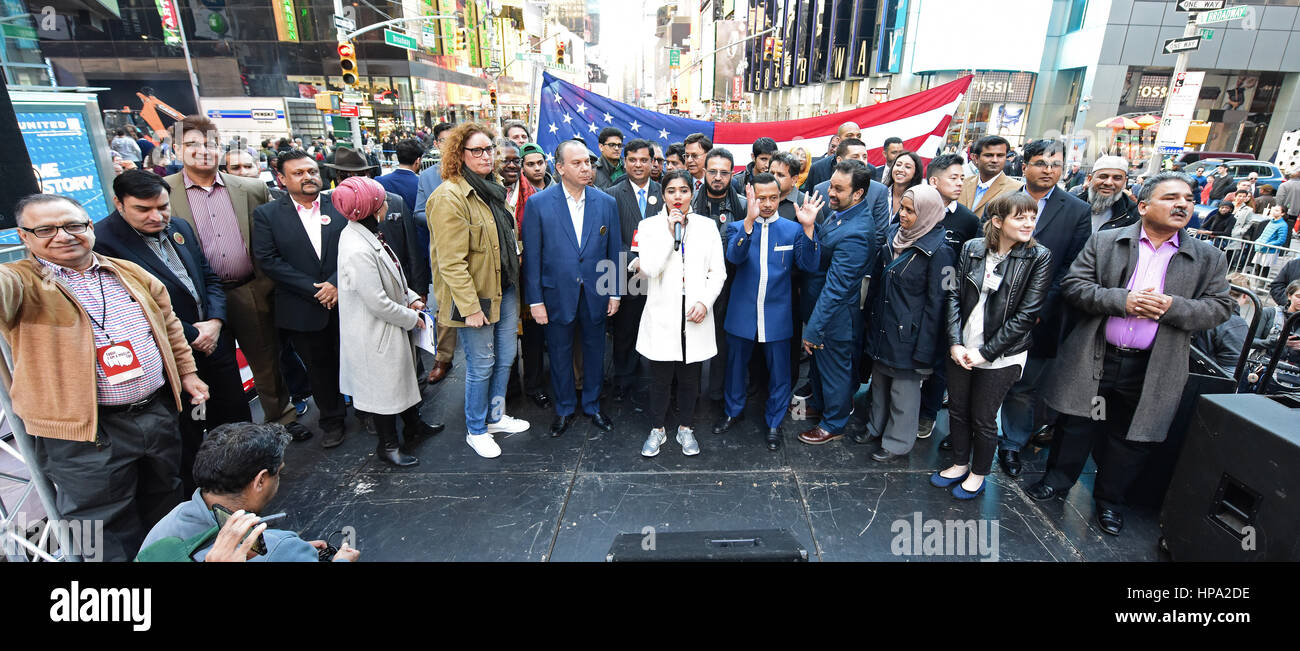 New York City, USA. 19. Februar 2017. Eine Menschenmenge, die schätzungsweise 10.000 verbunden NYC Bürgermeister Bill de Blasio & andere prominente Mitglieder des Klerus zu erklären: "Heute bin ich ein Muslim" während einer Kundgebung auf dem Times Square. Bildnachweis: Andy Katz/Pacific Press/Alamy Live-Nachrichten Stockfoto