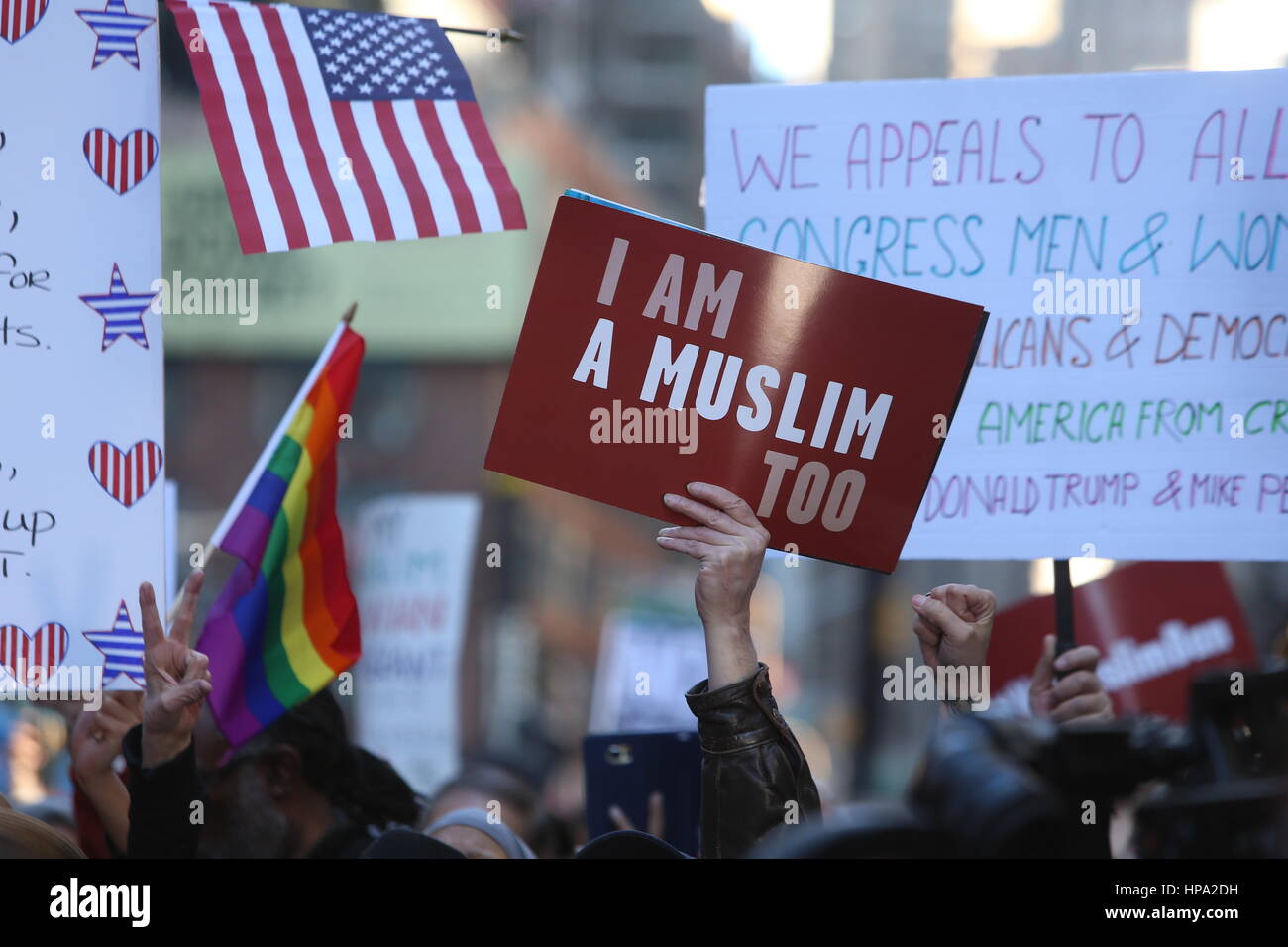 New York City, USA. 19. Februar 2017. Eine Menschenmenge, die schätzungsweise 10.000 verbunden NYC Bürgermeister Bill de Blasio & andere prominente Mitglieder des Klerus zu erklären: "Heute bin ich ein Muslim" während einer Kundgebung auf dem Times Square. Bildnachweis: Andy Katz/Pacific Press/Alamy Live-Nachrichten Stockfoto