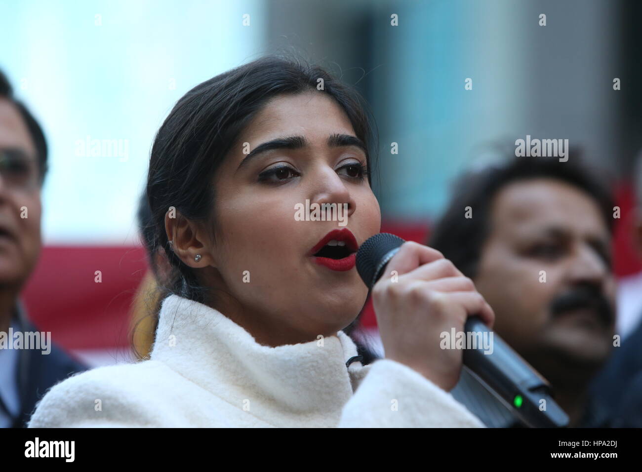 New York City, USA. 19. Februar 2017. Kashish Shamsi singt. Eine Menschenmenge, die schätzungsweise 10.000 verbunden NYC Bürgermeister Bill de Blasio & andere prominente Mitglieder des Klerus zu erklären: "Heute bin ich ein Muslim" während einer Kundgebung auf dem Times Square. Bildnachweis: Andy Katz/Pacific Press/Alamy Live-Nachrichten Stockfoto