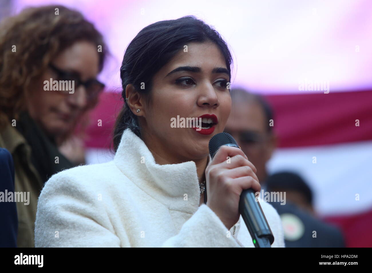 New York City, USA. 19. Februar 2017. Kashish Shamsi singt. Eine Menschenmenge, die schätzungsweise 10.000 verbunden NYC Bürgermeister Bill de Blasio & andere prominente Mitglieder des Klerus zu erklären: "Heute bin ich ein Muslim" während einer Kundgebung auf dem Times Square. Bildnachweis: Andy Katz/Pacific Press/Alamy Live-Nachrichten Stockfoto