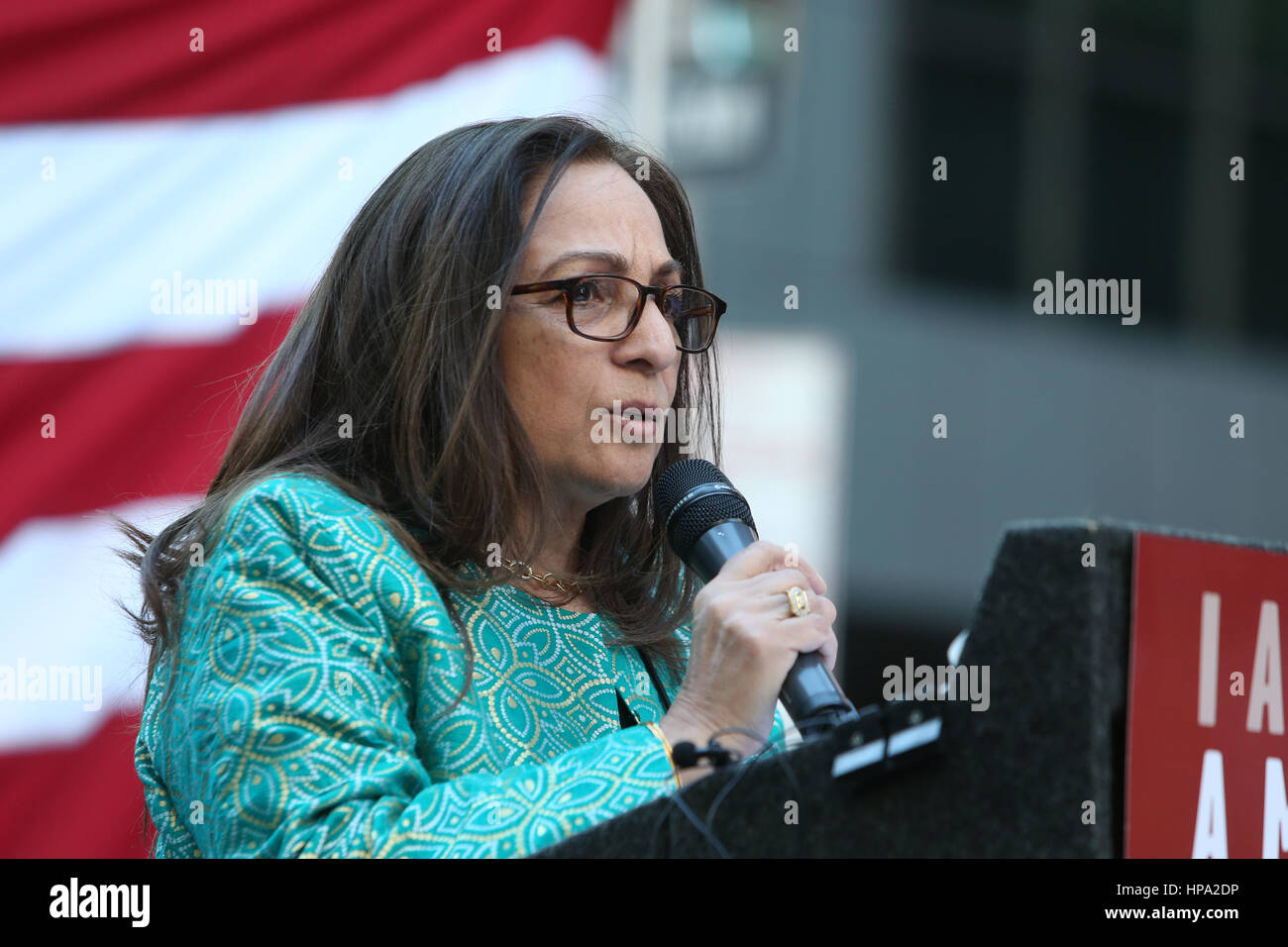 New York City, USA. 19. Februar 2017. Eine Menschenmenge, die schätzungsweise 10.000 verbunden NYC Bürgermeister Bill de Blasio & andere prominente Mitglieder des Klerus zu erklären: "Heute bin ich ein Muslim" während einer Kundgebung auf dem Times Square. Bildnachweis: Andy Katz/Pacific Press/Alamy Live-Nachrichten Stockfoto