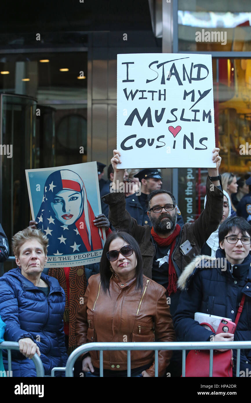 New York City, USA. 19. Februar 2017. Eine Menschenmenge, die schätzungsweise 10.000 verbunden NYC Bürgermeister Bill de Blasio & andere prominente Mitglieder des Klerus zu erklären: "Heute bin ich ein Muslim" während einer Kundgebung auf dem Times Square. Bildnachweis: Andy Katz/Pacific Press/Alamy Live-Nachrichten Stockfoto