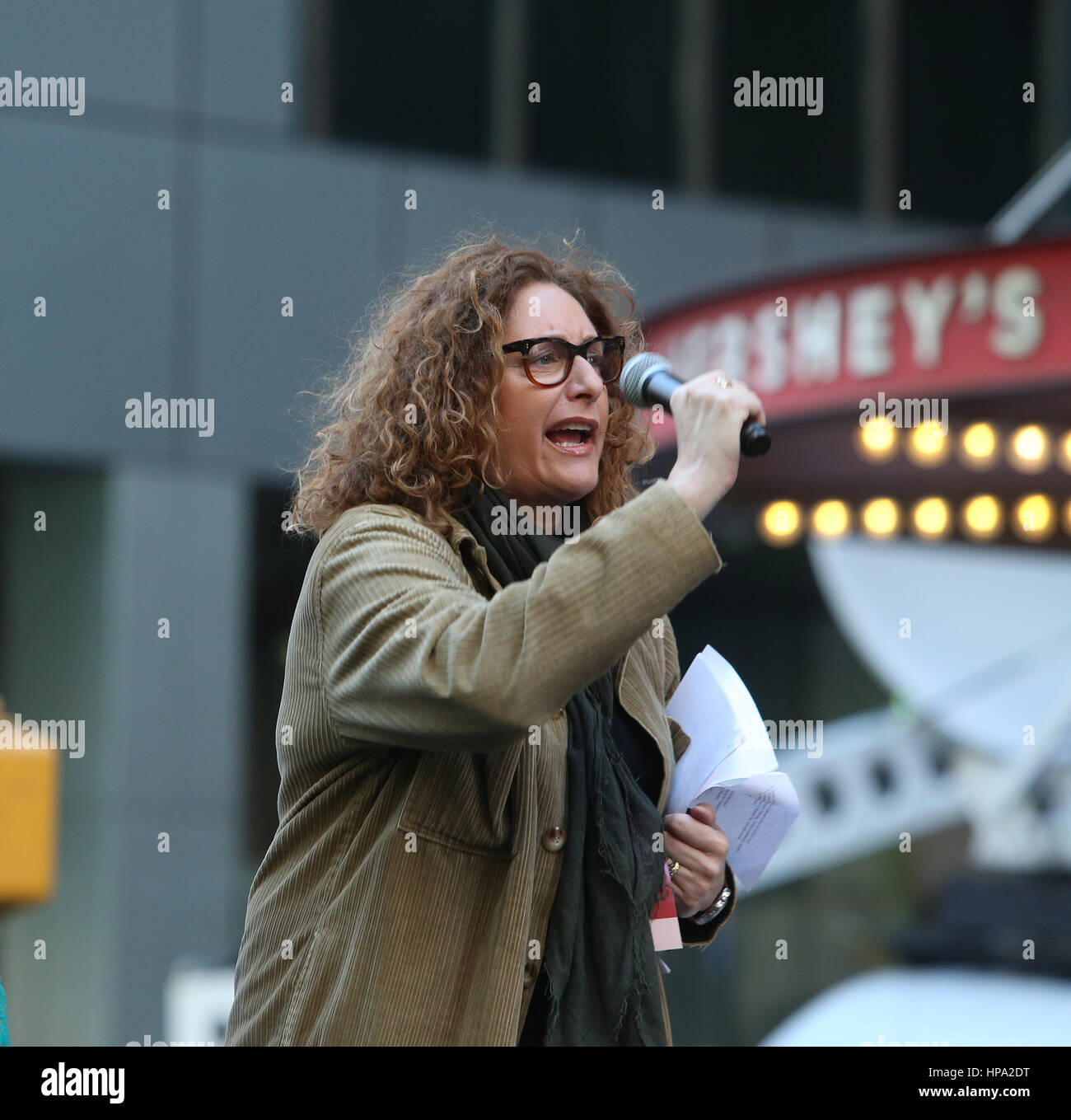 New York City, USA. 19. Februar 2017. MC Judy Gold. Eine Menschenmenge, die schätzungsweise 10.000 verbunden NYC Bürgermeister Bill de Blasio & andere prominente Mitglieder des Klerus zu erklären: "Heute bin ich ein Muslim" während einer Kundgebung auf dem Times Square. Bildnachweis: Andy Katz/Pacific Press/Alamy Live-Nachrichten Stockfoto