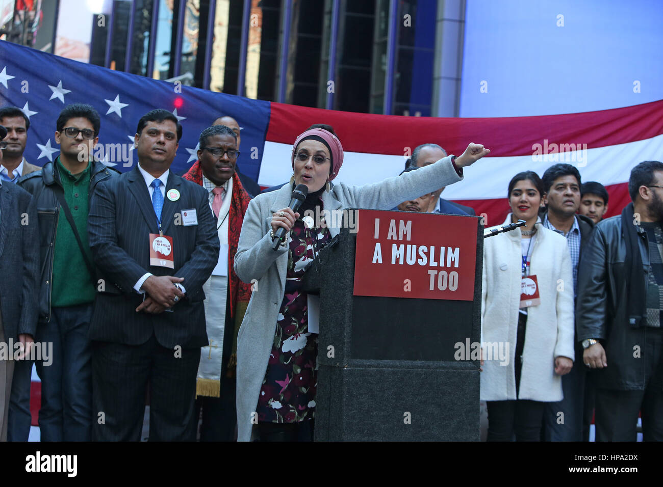 New York City, USA. 19. Februar 2017. Eine Menschenmenge, die schätzungsweise 10.000 verbunden NYC Bürgermeister Bill de Blasio & andere prominente Mitglieder des Klerus zu erklären: "Heute bin ich ein Muslim" während einer Kundgebung auf dem Times Square. Bildnachweis: Andy Katz/Pacific Press/Alamy Live-Nachrichten Stockfoto